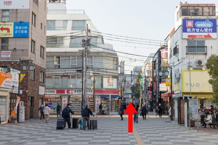 正面の商店街を約150m直進します