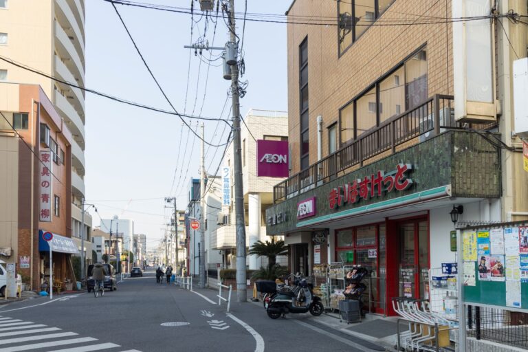 「まいばすけっと」を右手に見ながら約170m直進します